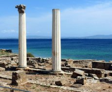 Tharros. Tharros, colonne di epoca romana tra le rovine.