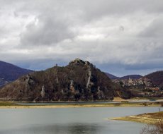 Castel di Tora. Tora e il castello di Tora sul lago del Turano