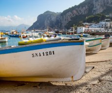 Porto Turistico di Capri. Barche sulla spiaggia