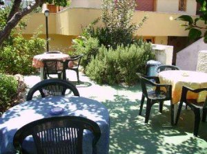 <p>Nel giardino attrezzato di sedie e tavoli potrete rilassarvi dopo una giornata di sole o consumare pasti veloci.</p>