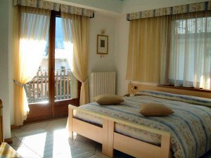 <p>Double room, private bathroom with shower and hairdryer, balcony, two large windows with panoramic views over the garden and on the side Orobico Mortirolo. The price includes breakfast.<br />.</p>