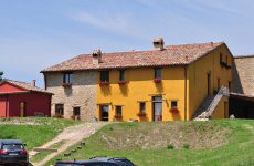 Besuchen Sie Girfalco country house Seite in Urbino