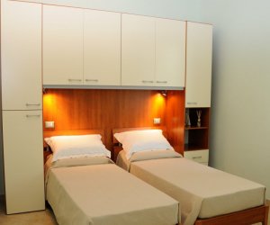 Camera doppia con possibilità di terzo letto aggiunto
Bagno privato, TV, Wi-fi