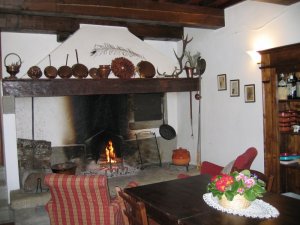 Nella stagione invernale il calore del grande focolare caratterizza la vita del Borgo. Qui le persone ritrovano i ritmi antichi, fatti di dialogo, tranquillità, buon cibo e contatto con la natura e i suoi suoni.