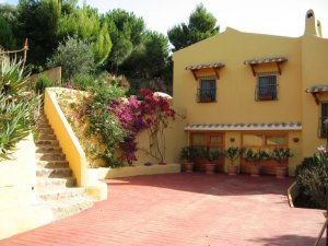 Alchimissa b&b is on a separate floor from the owner's living space. At disposal of the guests two ensuite double rooms and a large lounge with a small terrace overlooking the sea.