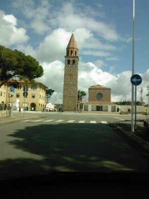 Piazzale del Municipio e sagrato della Chiesa Parrocchiale di San Ponziano. 
