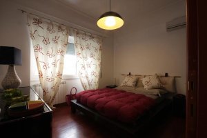 Foto Bed room with large double bed and large closet. Very bright.