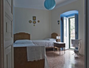 la stanza è arredata semplicemente con due letti singoli, è dotata di un balcone dove poter ammirare il Monte Porrara.