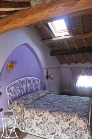 Il letto in ferro battuto impreziosisce ulteriormente il prestigio e la bellezza di questa suite.