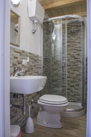I bagno è privato per tutte le stanze della struttura, con la doccia e un phon in dotazione degli ospiti