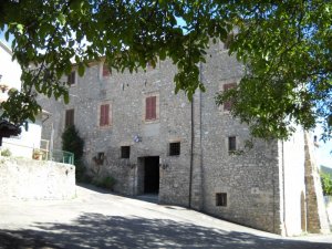 Foto zona parcking e ingresso al borgo medievale di Porzano