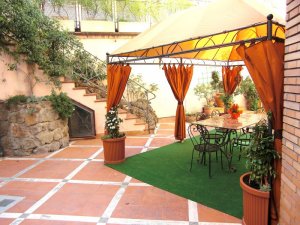Foto Ampio giardino con gazebo e zona relax per i nostri ospiti!