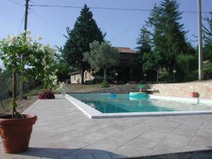 La piscina è panoramica sulla città di Todi, come tutto il resto del casale