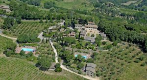 L'Agriturismo a Siena Villa Agostoli dispone di villette e appartamenti self catering in affitto per settimane e weekend lunghi. La struttura dispone anche di una rinomata azienda agricola.