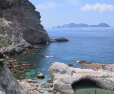 Cala Fonte. Vista su Ponza e Palmarola