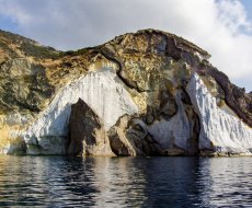 Ponza. Scogliera vulcanica a Ponza