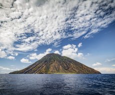 Strómboli. Vista dal mare del vulcano