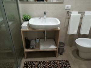 Foto bagno con grande doccia in cristallo